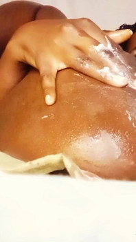 Une grosse Cum.so crémeuse se fait baiser avec un concombre