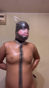 Plastová taška dechová hra v latexu, pocení a svlékání latexu