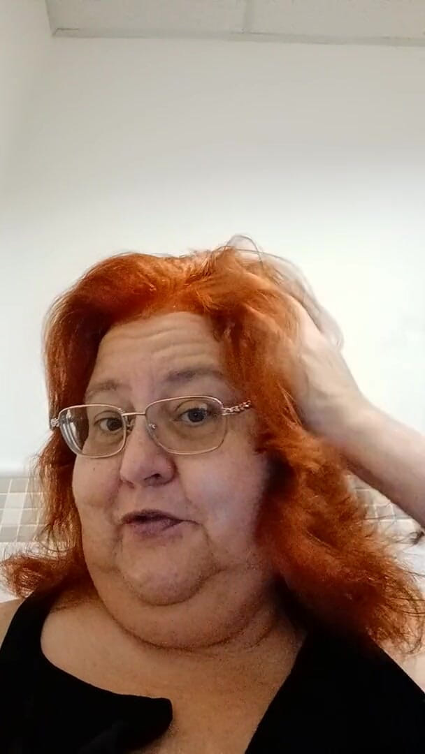 BBW nurse Vicki adventures with friends: Spójrz na moją nową fryzurę i kolor włosów