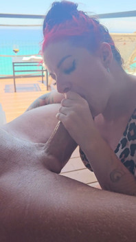 Shaney leigh succhia il mio cazzo sul balcone