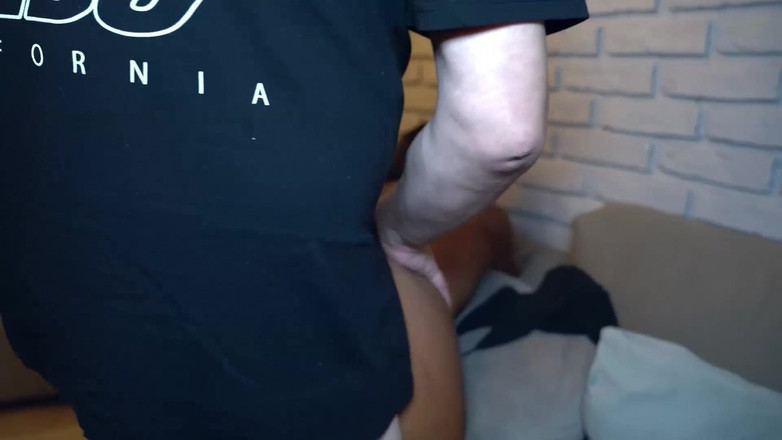 Fefo23x6: 震惊效应（一位陷入困境的棕发女子）