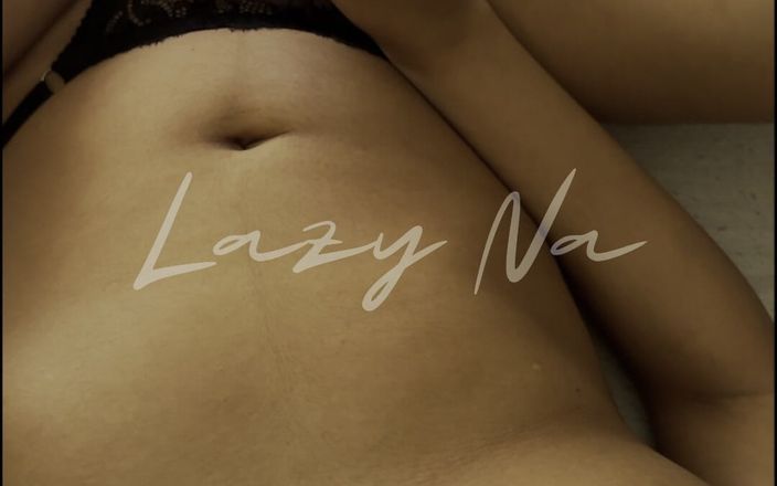 Lazy Na: Fată excitată se masturbează în fața prietenului ei