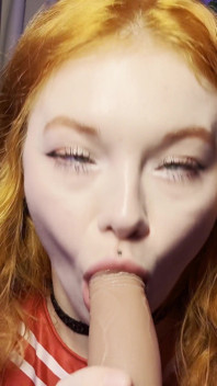 La ragazza cheerleader fa un deepthroat al dildo e viene bagnata sul giocattolo