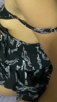 Ma demi-sœur mince travaillant sans culotte, alors ma secrétaire est entrée dans sa chambre et lui doigte la chatte
