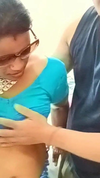 Belle donne indiane che giocano con un grosso cazzo e sesso hardcore nella figa in calda Saree