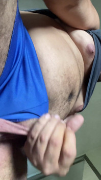 Medvědí Břicho, Pulzující Penis a Velmi Mokrá Ruční Práce... Pojď Se Podívat, Jak Tlustý Chlap Pro Tebe Vyvrcholí
