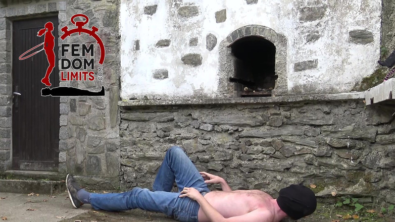 femdomlimits: Раба сильно растоптали резиновые сапоги