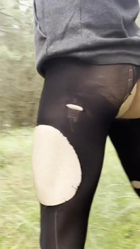 Ragazzo teenager cammina nella natura nudo per il papà grande cazzo collant, pantaloni tagliati