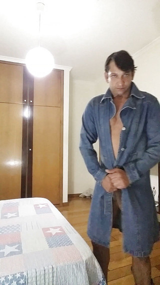 Boy top Amador: Diskodan çok azgın geldim ve bir hediye getirdim.