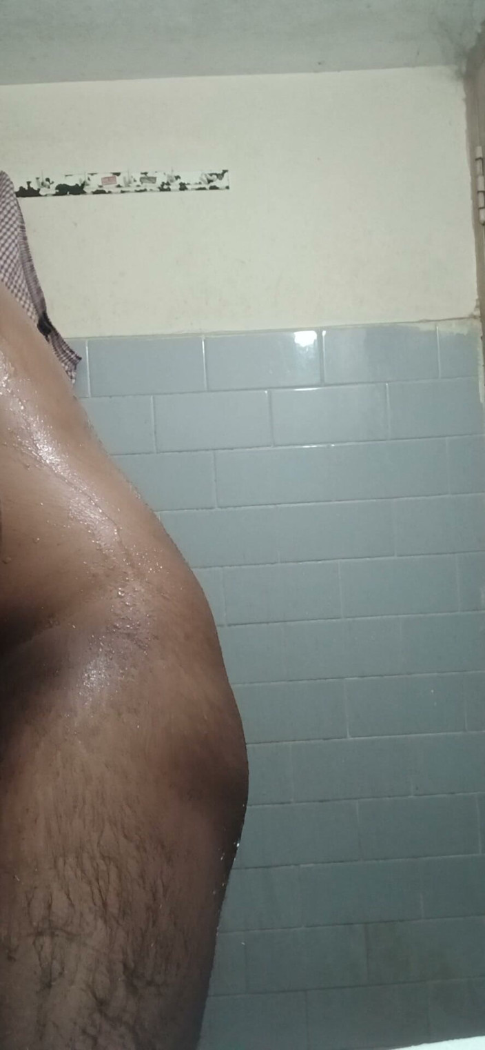 Baddiehotnew: Bagno e spettacolo di culo