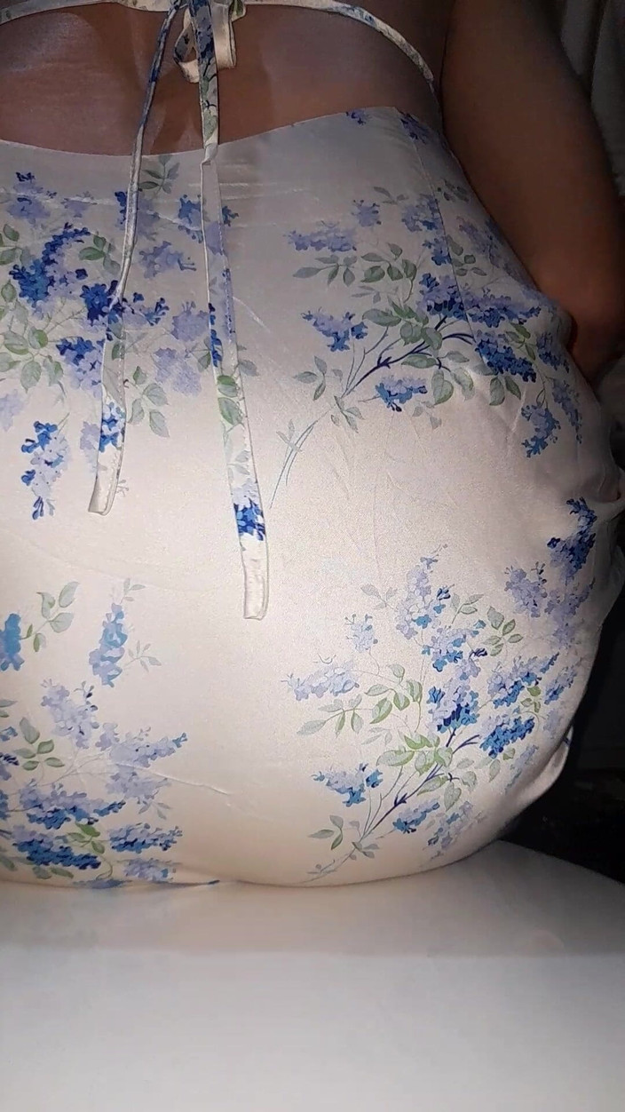 Naomisinka: Transvestiten -sperma im satinhalter-halskleid