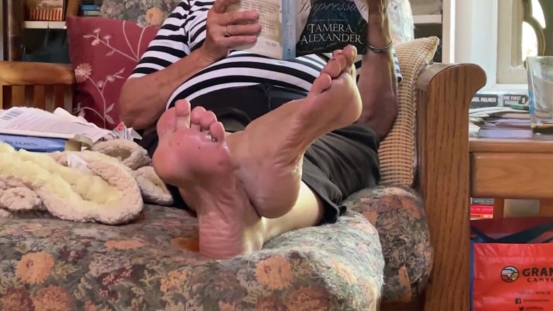 Aunt Ann: Nevlastní matka mi dovoluje Jackoffa při pohledu na její prsty...