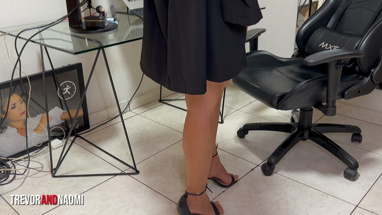 Trevor Rogen: Ze werkt laat zodat ze alleen met haar baas kan...