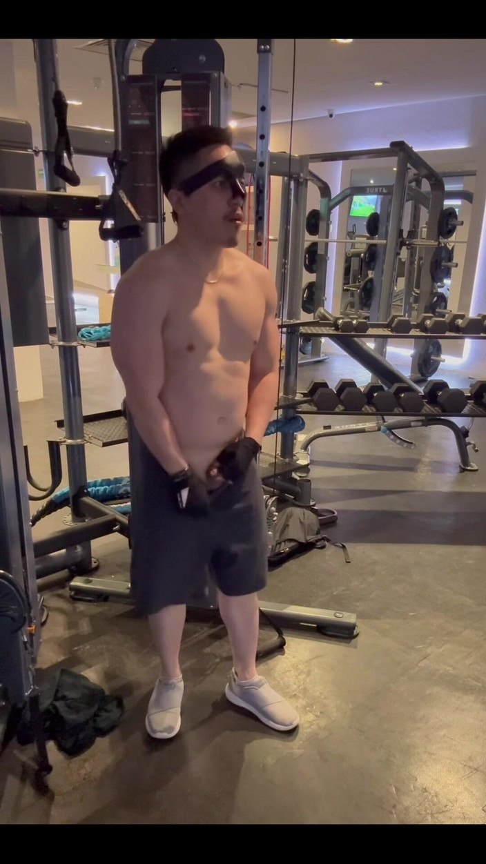 barenakedboy: Denken sie, alle fitnessstudios sollten nackt trainieren