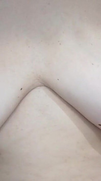 Seks lesbian panas di bilik air dengan kencing di dalam mulut, cunnilingus dan orgasme