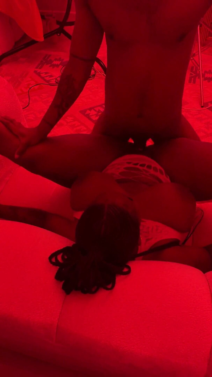 THEKENYANXXX: Nous avons baisé si fort dans la chambre rouge