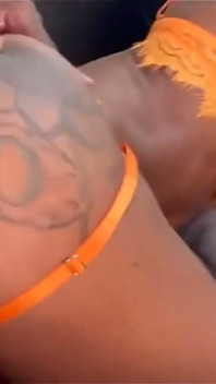 Ebony kotě bere manželovi velké černé péro