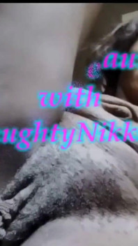 Nikkiez succhia la sua pisciata da una coppa