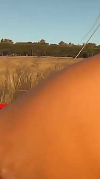 Latina caliente síssy con lindo coño marcado y coño naturales mostrando al aire libre