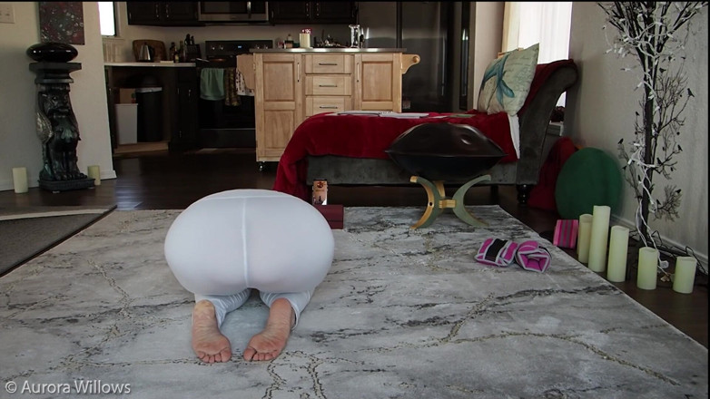 Aurora Willows: Behind the scenes in white yoga pants