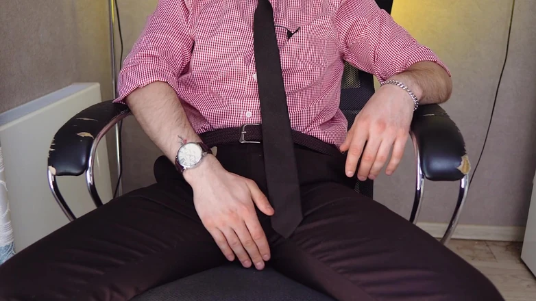 NoelDero: Un jeune homme beau se masturbe au bureau et jouit...