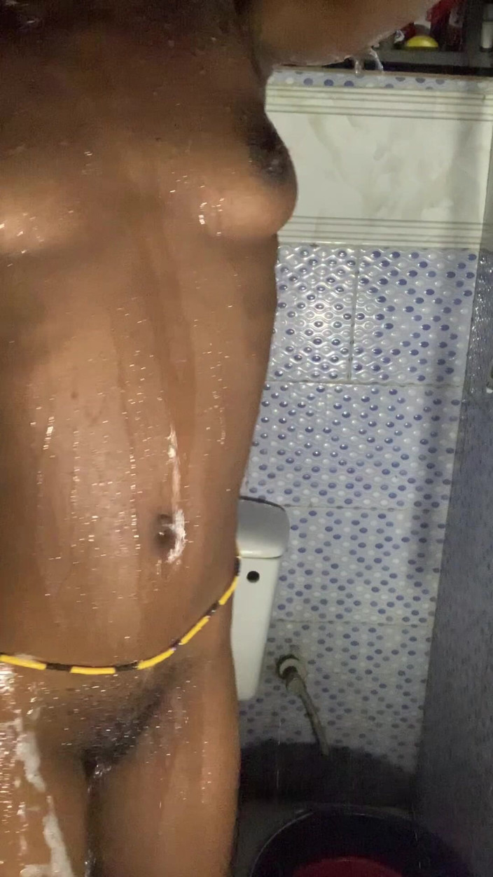 Browngurl234: Calda ragazza ebano da sola in bagno
