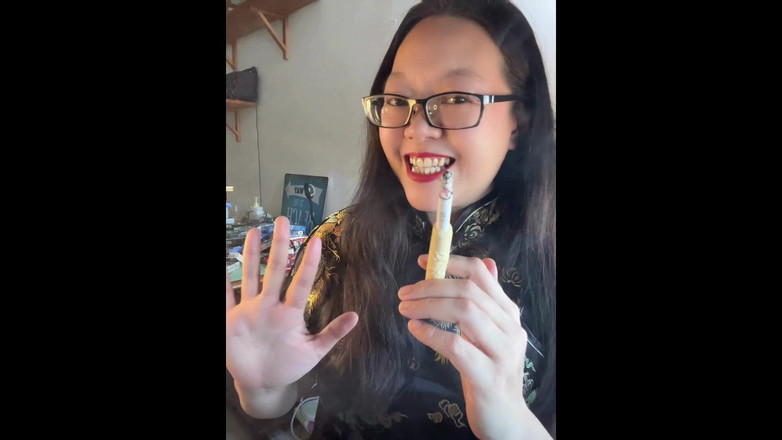 Smoking Asian: Mărturisiri asiatice cu în lanț: fumatul 3 țigări în Cheongsam mătase sexy și suport de țigară...