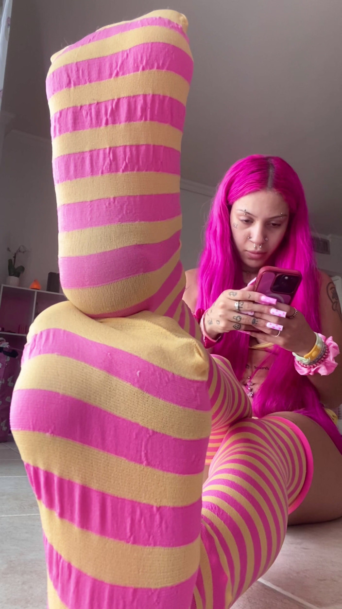 Nali Marie: 페티쉬 발 소녀 클로즈업 패자 손가락 손 움직임을 무시 긴 아크릴 손가락 손톱 긴 무릎 높은 양말 란제리 문자 메시지 Ign