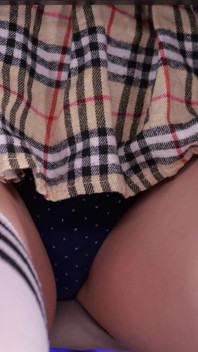 94- una studentessa carina allarga le gambe, e Ti stai sbirciando la gonna!