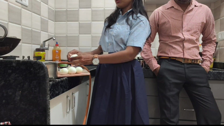 Mumbai Ashu: Une Indienne baise son prof à la maison pour la première...