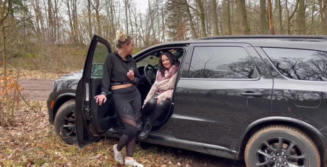 Emma Secret: Follada desnuda en el estacionamiento de joder!