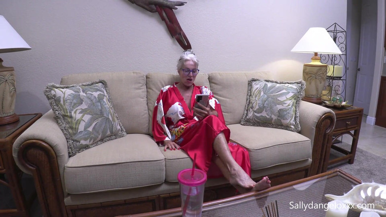 Sally D'Angelo: MILFka Y2 Sally D'angelo