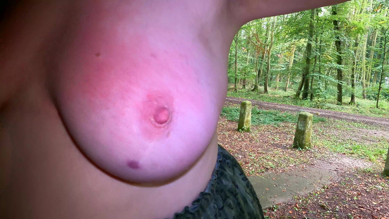 Bouncy Tits Action: Krótkie, ale twarde podczas wędrówek