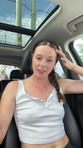 Nadia Foxx: 混雑した駐車場で可愛い新しいバイブを試してみる!