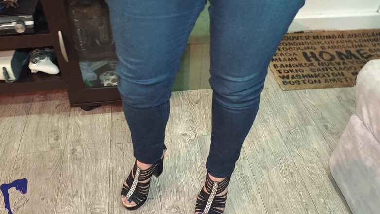 AlinaVelvet: 热辣的拉丁熟女妻子骑乘粗暴的第一人称视角风格，在中出之前提供乳交和深度口交