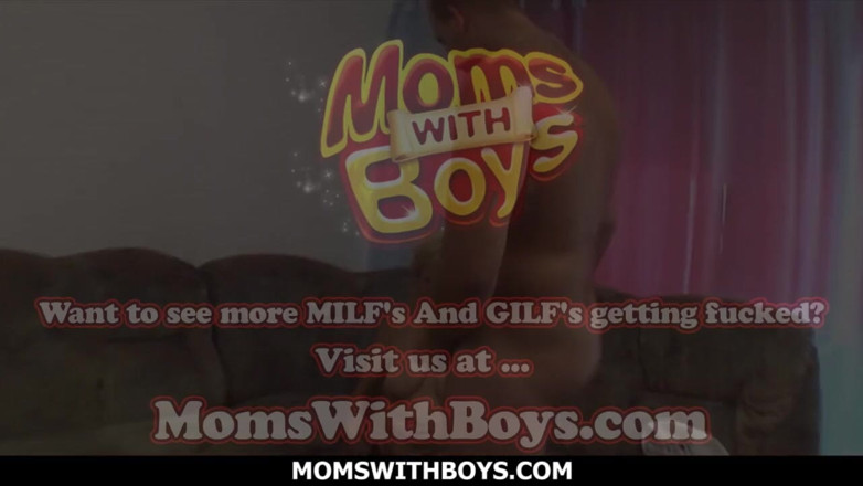 Moms With Boys: Bionda vecchia mamma in calze scopata figa rasata
