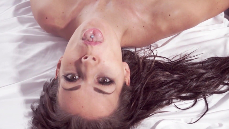 XCZECH: Nuda a letto con la straordinaria Renee