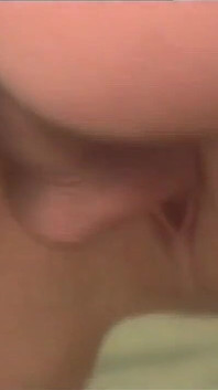 Porno soft vintage d’une MILF aux seins géants se fait enculer et éjaculer dans la bouche