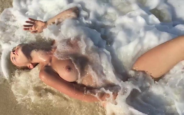 Stunning18: Göttliche blondine mit großen brüsten nackt am strand