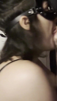 Troia arrapata succhia il cazzo e si prende un viso al gloryhole