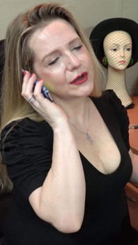 Señora madura disfrutando de la perforación hardcore de su coño y anal