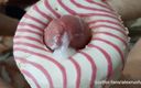 AlexRusFun: Geile dünne teenagerin fickt einen donut mit einem großen schwanz