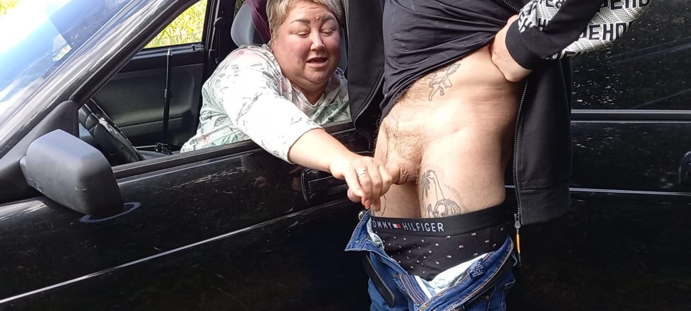 Zona901: MILF matang duduk di dalam kereta secara awam melancap batang...