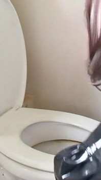 Tapette coquine dans les toilettes