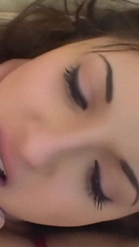 자지를 위해 롤리팝을 빠는 귀여운 Karina Kay