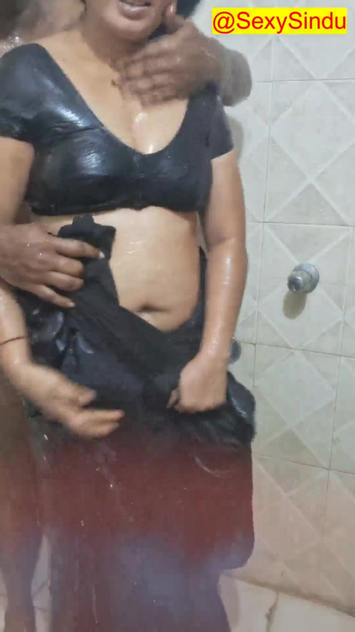 Sexy sindu: India esposa milf se baña en sari