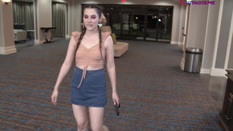 Pantyhose me porn videos: Ziva Fey je nadržená na posteli v punčochách, které jí...