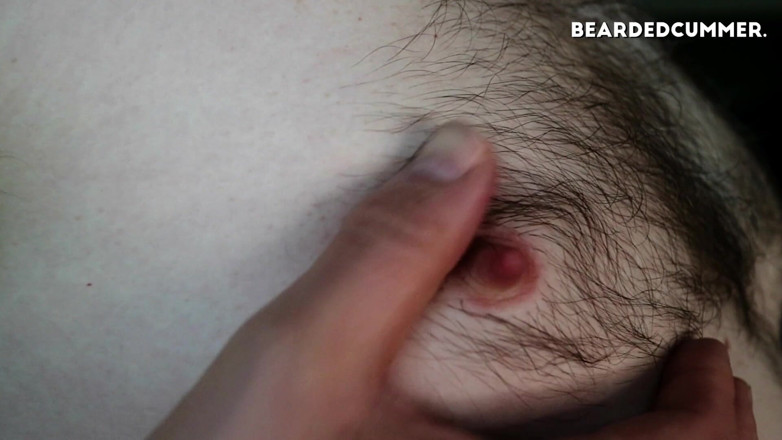 Beardedcummer: Gioco di fossette pelose, petto, barba e capezzoli