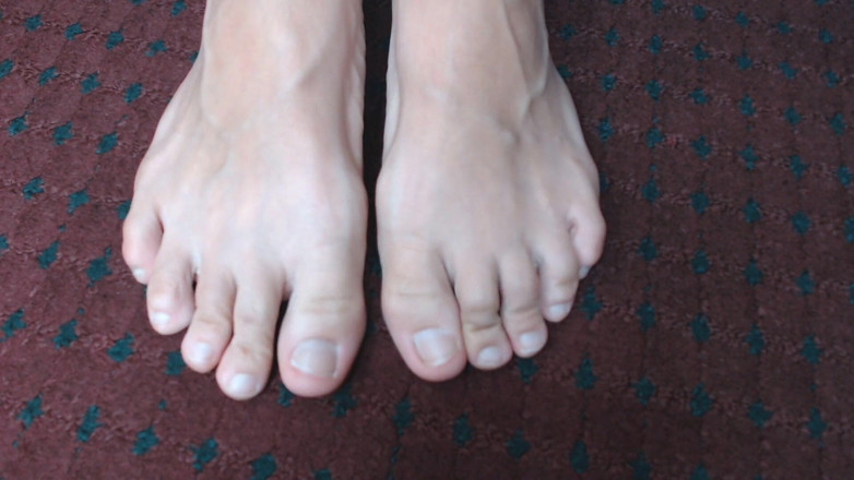Abby Anna: Abby's toes no polish wiggling