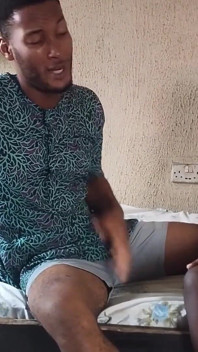 Yeni mezun olan öğrenci güvenilir arkadaşı tarafından hediye ediliyor ve uygunsuz bir şekilde dokunuyor... Nollywood